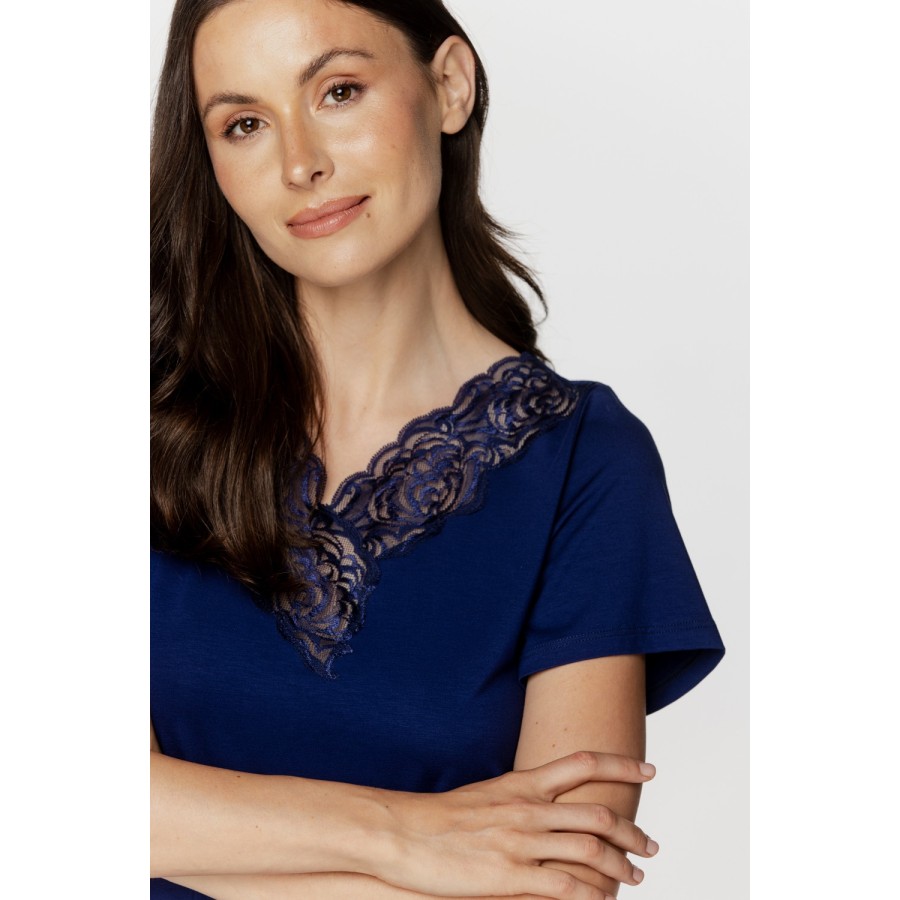 Parte trasera del camisón azul de mujer